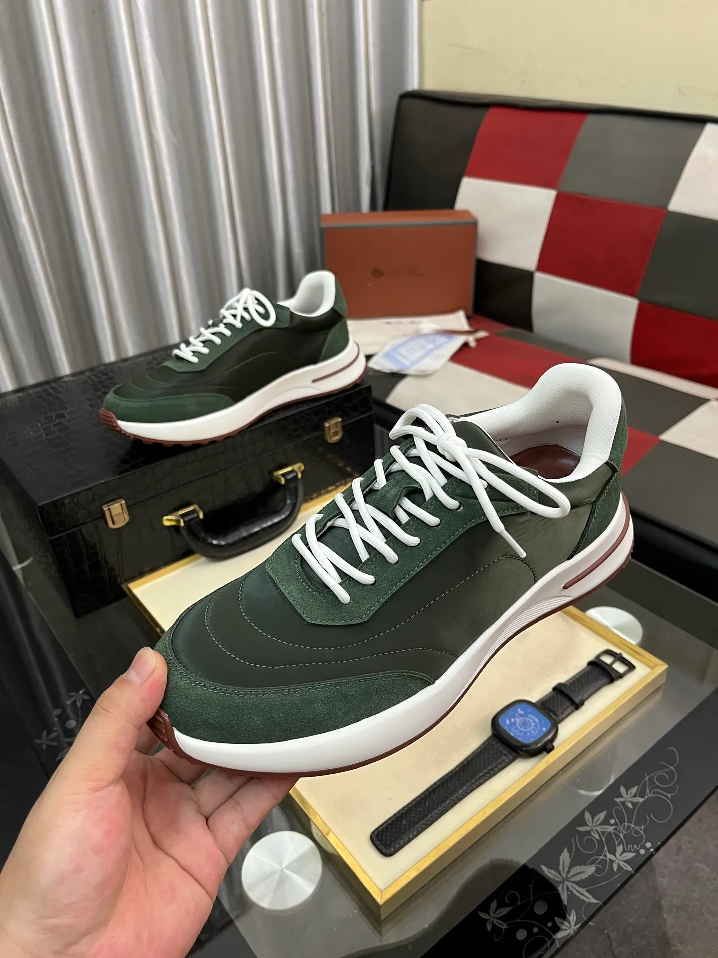 Men's shoes 💰458⌚️⌚️ Loro Pian* Loro Pian* casual shoes are made of cowhide frosted cowhide. Unique texture, simple and elegant, in line with Asian shoe lasts. Almond toe bar, apron style toe, drum-stitched upper. Same color stitching details. Slip-on style for easy on and off. Original color full cowhide lining. The insole is decorated with the 🈶️ brand logo. The original open-molded TPU raw rubber outsole. The soft rubber sole has super grip performance. Comfortable and casual style. You can create 🉑casual🉑formal urban style at will!  Code number: 38-44